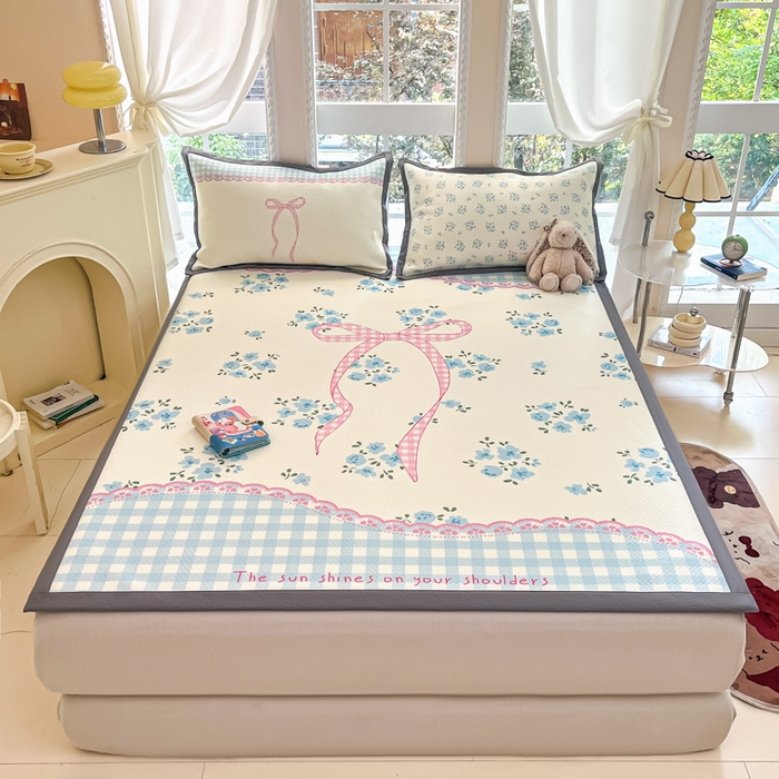 91家纺网 家纺一手货源 找家纺 Sweet dreams甜梦 2025新款数码印花凉感豆豆软席凉席席子系列-大版 花花蝴蝶结