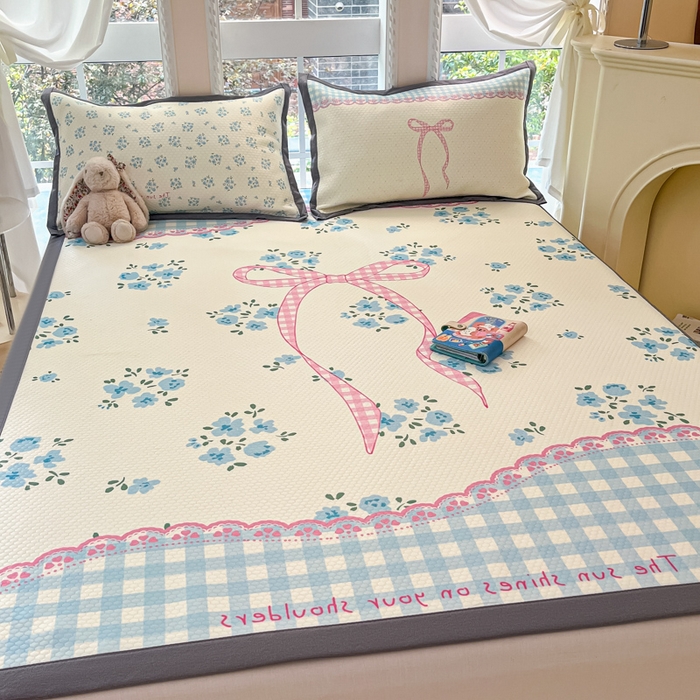 91家纺网 家纺一手货源 找家纺 Sweet dreams甜梦 2025新款数码印花凉感豆豆软席凉席席子系列-大版 花花蝴蝶结