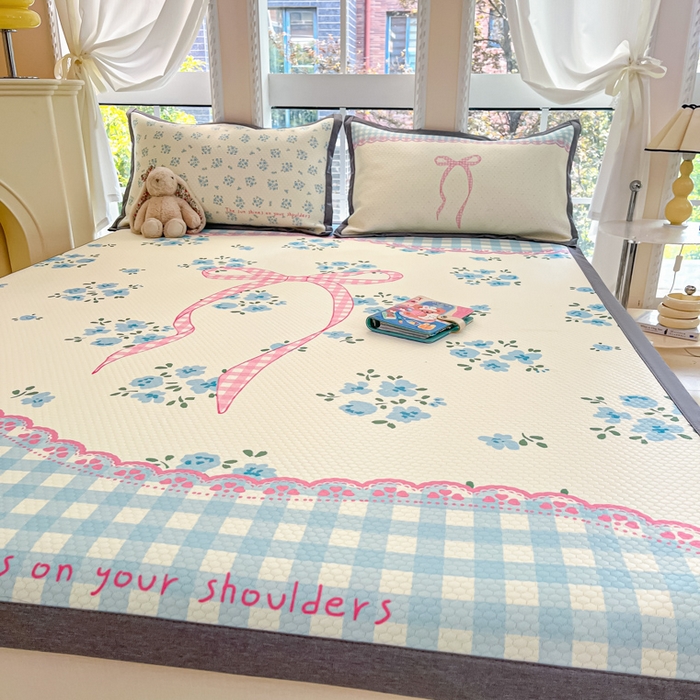 91家纺网 家纺一手货源 找家纺 Sweet dreams甜梦 2025新款数码印花凉感豆豆软席凉席席子系列-大版 花花蝴蝶结