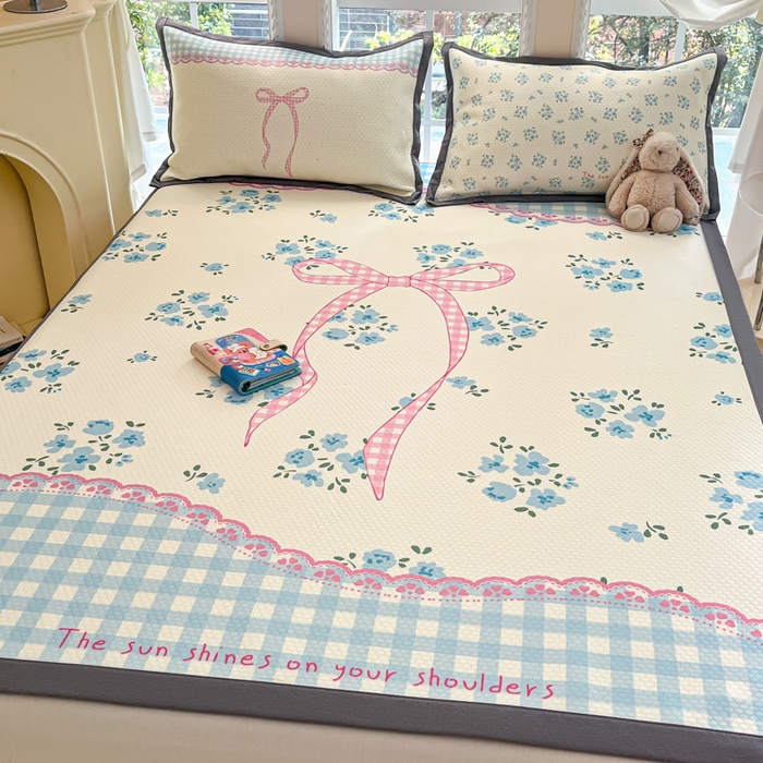 91家纺网 家纺一手货源 找家纺 Sweet dreams甜梦 2025新款数码印花凉感豆豆软席凉席席子系列-大版 花花蝴蝶结