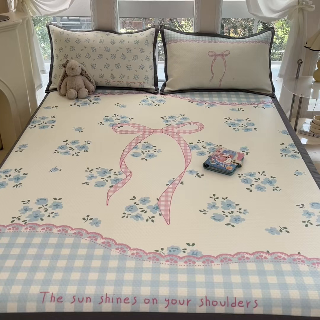 91家纺网 家纺一手货源 找家纺 Sweet dreams甜梦 2025新款数码印花凉感豆豆软席凉席席子系列-大版 花花蝴蝶结