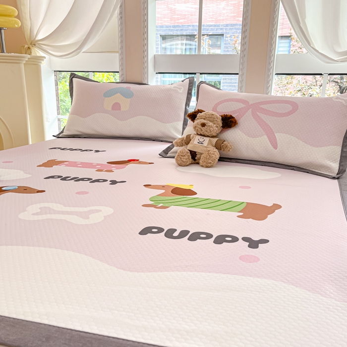 91家纺网 家纺一手货源 找家纺 Sweet dreams甜梦 2025新款数码印花凉感豆豆软席凉席席子系列-大版 腊肠狗