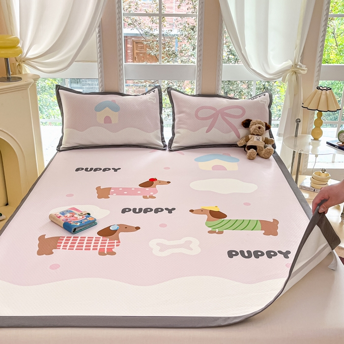 91家纺网 家纺一手货源 找家纺 Sweet dreams甜梦 2025新款数码印花凉感豆豆软席凉席席子系列-大版 腊肠狗