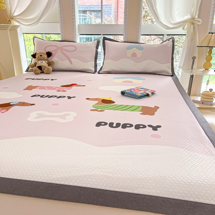 91家纺网 家纺一手货源 找家纺 Sweet dreams甜梦 2025新款数码印花凉感豆豆软席凉席席子系列-大版 腊肠狗