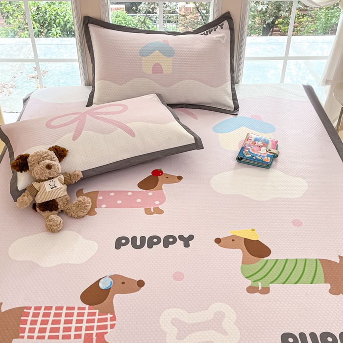 91家纺网 家纺一手货源 找家纺 Sweet dreams甜梦 2025新款数码印花凉感豆豆软席凉席席子系列-大版 腊肠狗