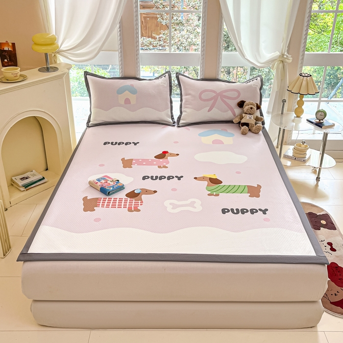 91家纺网 家纺一手货源 找家纺 Sweet dreams甜梦 2025新款数码印花凉感豆豆软席凉席席子系列-大版 腊肠狗