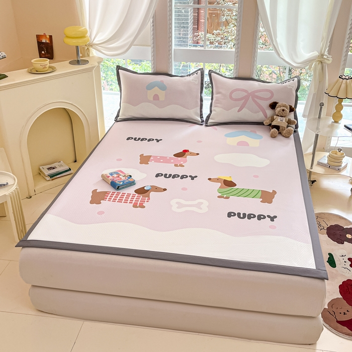 91家纺网 家纺一手货源 找家纺 Sweet dreams甜梦 2025新款数码印花凉感豆豆软席凉席席子系列-大版 腊肠狗