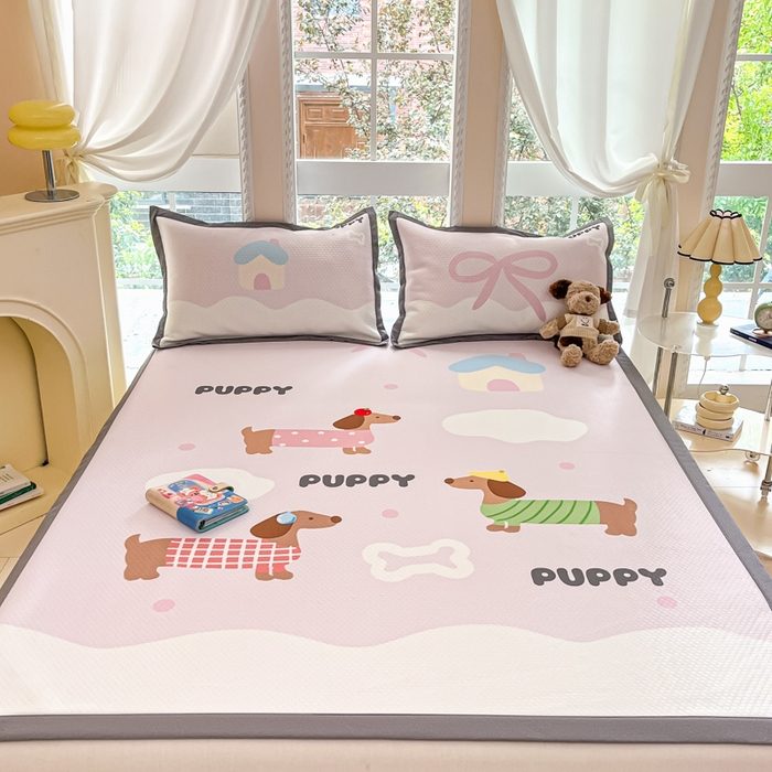 91家纺网 家纺一手货源 找家纺 Sweet dreams甜梦 2025新款数码印花凉感豆豆软席凉席席子系列-大版 腊肠狗