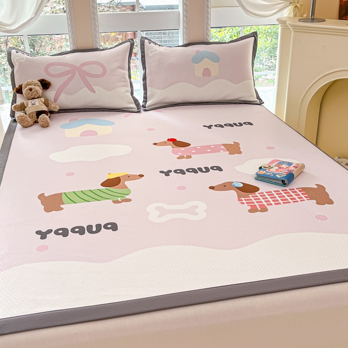 91家纺网 家纺一手货源 找家纺 Sweet dreams甜梦 2025新款数码印花凉感豆豆软席凉席席子系列-大版 腊肠狗