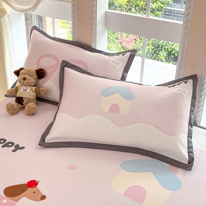 91家纺网 家纺一手货源 找家纺 Sweet dreams甜梦 2025新款数码印花凉感豆豆软席凉席席子系列-大版 腊肠狗