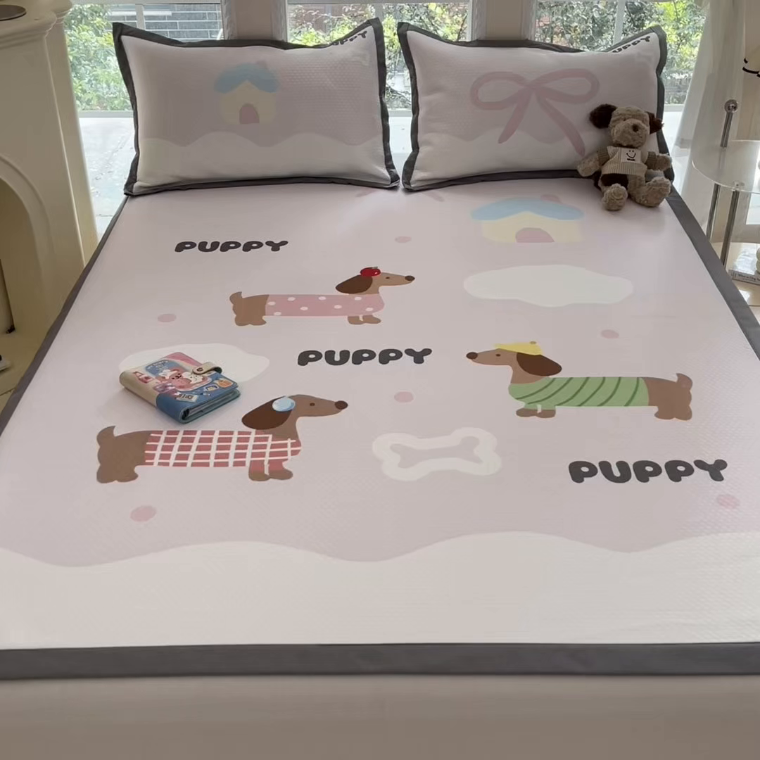 91家纺网 家纺一手货源 找家纺 Sweet dreams甜梦 2025新款数码印花凉感豆豆软席凉席席子系列-大版 腊肠狗