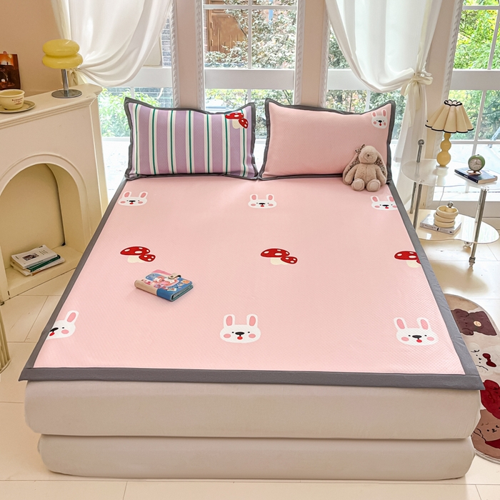 91家纺网 家纺一手货源 找家纺 Sweet dreams甜梦 2025新款数码印花凉感豆豆软席凉席席子系列-大版 蘑菇兔兔