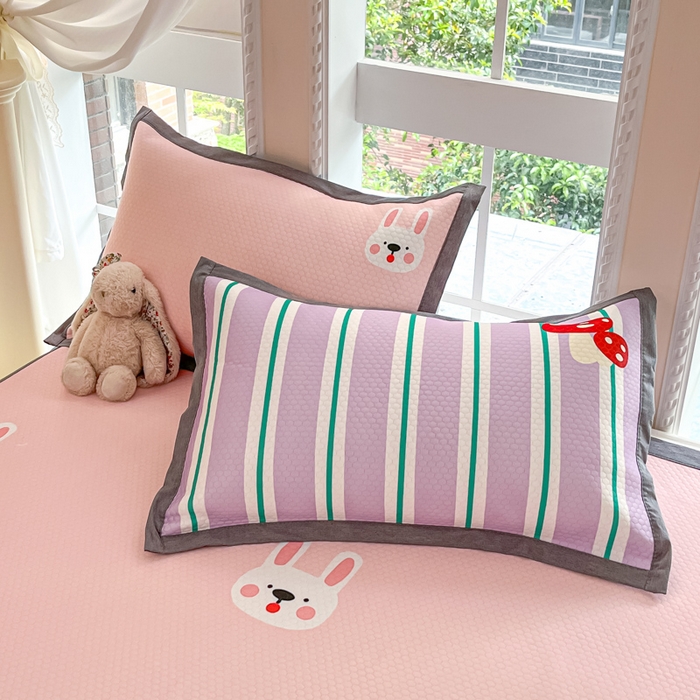 91家纺网 家纺一手货源 找家纺 Sweet dreams甜梦 2025新款数码印花凉感豆豆软席凉席席子系列-大版 蘑菇兔兔