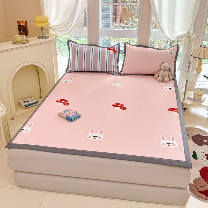 91家纺网 家纺一手货源 找家纺 Sweet dreams甜梦 2025新款数码印花凉感豆豆软席凉席席子系列-大版 蘑菇兔兔