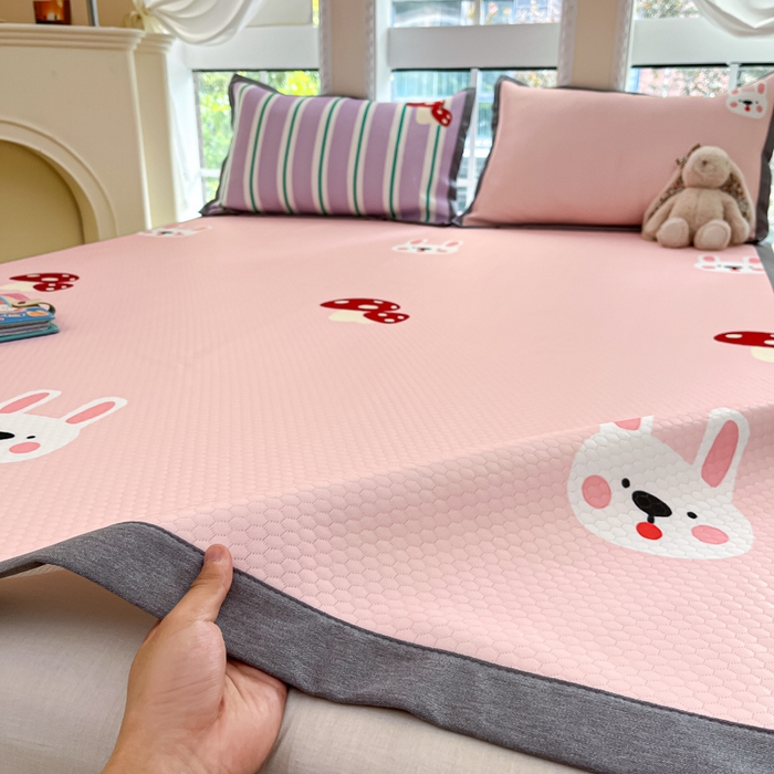 91家纺网 家纺一手货源 找家纺 Sweet dreams甜梦 2025新款数码印花凉感豆豆软席凉席席子系列-大版 蘑菇兔兔