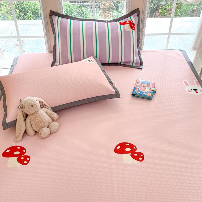 91家纺网 家纺一手货源 找家纺 Sweet dreams甜梦 2025新款数码印花凉感豆豆软席凉席席子系列-大版 蘑菇兔兔