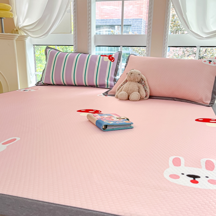 91家纺网 家纺一手货源 找家纺 Sweet dreams甜梦 2025新款数码印花凉感豆豆软席凉席席子系列-大版 蘑菇兔兔