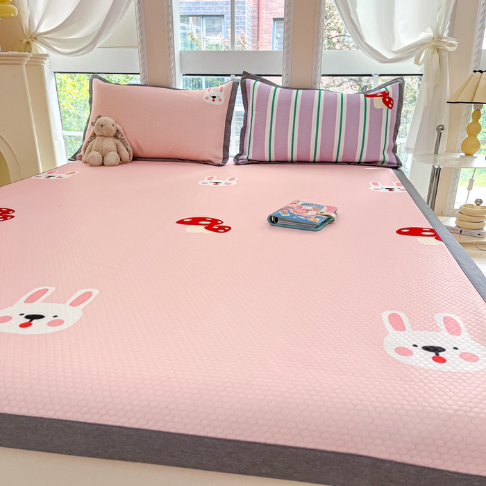 91家纺网 家纺一手货源 找家纺 Sweet dreams甜梦 2025新款数码印花凉感豆豆软席凉席席子系列-大版 蘑菇兔兔