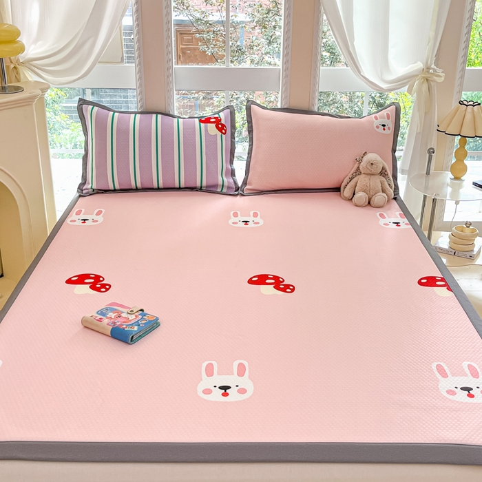 91家纺网 家纺一手货源 找家纺 Sweet dreams甜梦 2025新款数码印花凉感豆豆软席凉席席子系列-大版 蘑菇兔兔