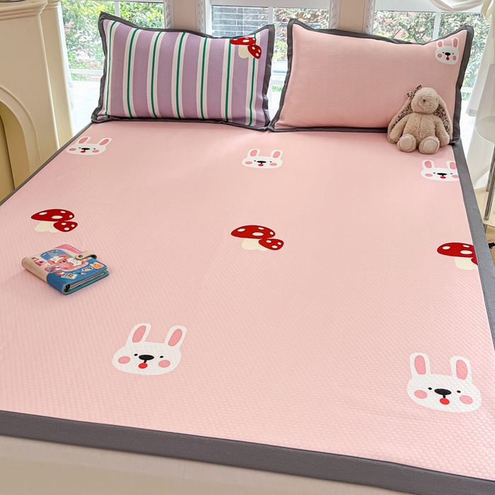 91家纺网 家纺一手货源 找家纺 Sweet dreams甜梦 2025新款数码印花凉感豆豆软席凉席席子系列-大版 蘑菇兔兔