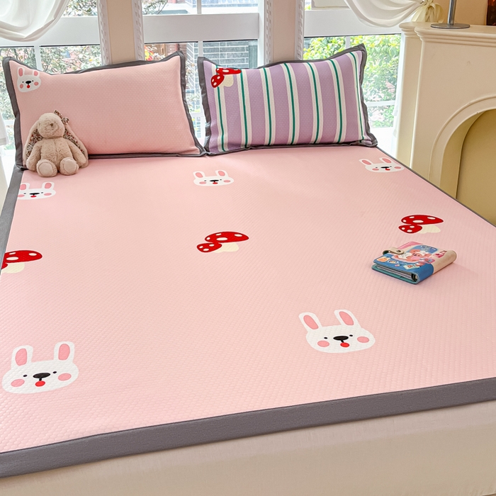 91家纺网 家纺一手货源 找家纺 Sweet dreams甜梦 2025新款数码印花凉感豆豆软席凉席席子系列-大版 蘑菇兔兔