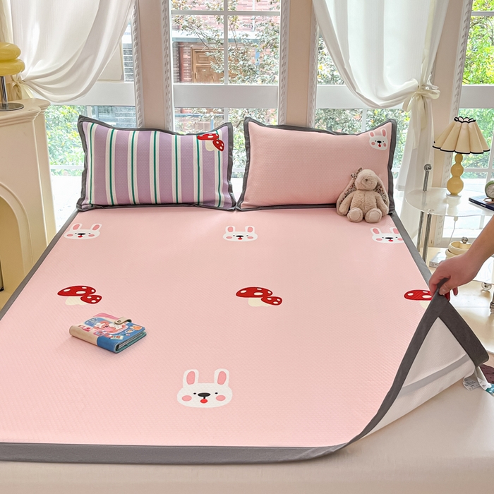 91家纺网 家纺一手货源 找家纺 Sweet dreams甜梦 2025新款数码印花凉感豆豆软席凉席席子系列-大版 蘑菇兔兔