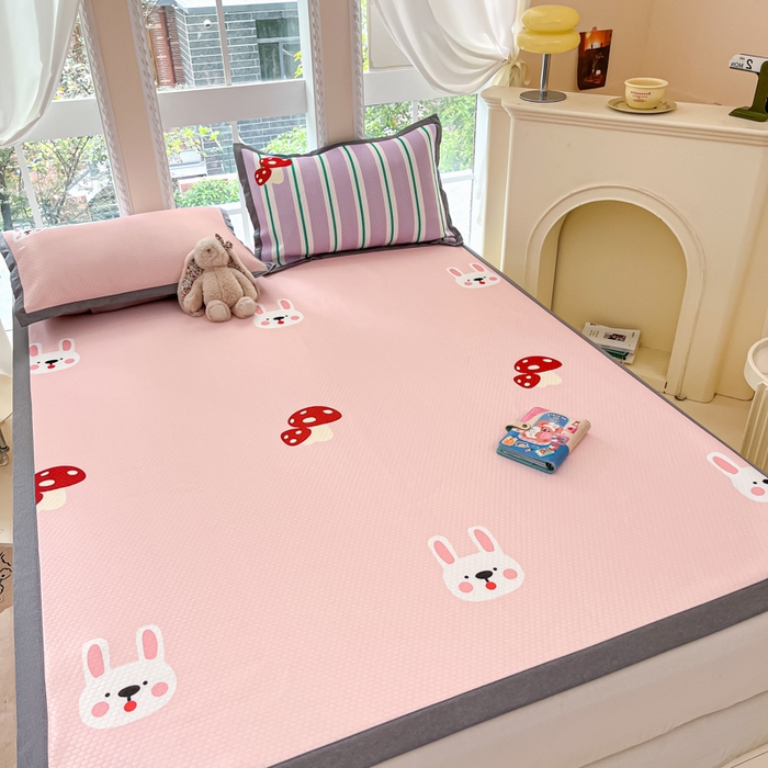 91家纺网 家纺一手货源 找家纺 Sweet dreams甜梦 2025新款数码印花凉感豆豆软席凉席席子系列-大版 蘑菇兔兔