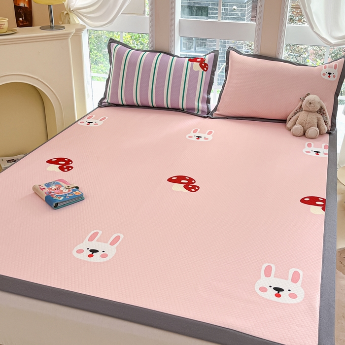 91家纺网 家纺一手货源 找家纺 Sweet dreams甜梦 2025新款数码印花凉感豆豆软席凉席席子系列-大版 蘑菇兔兔