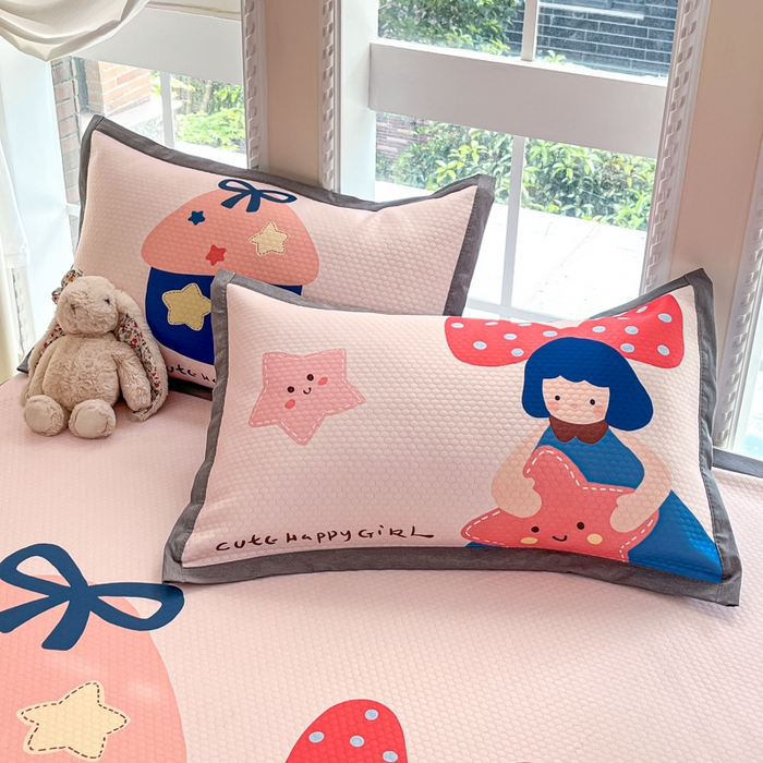 91家纺网 家纺一手货源 找家纺 Sweet dreams甜梦 2025新款数码印花凉感豆豆软席凉席席子系列-大版 蘑菇小姑娘