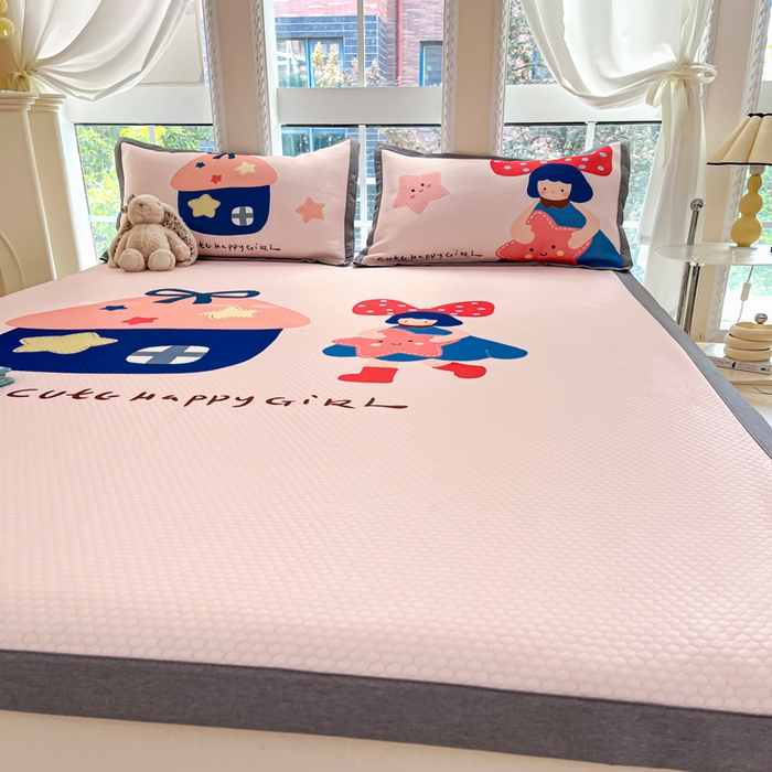 91家纺网 家纺一手货源 找家纺 Sweet dreams甜梦 2025新款数码印花凉感豆豆软席凉席席子系列-大版 蘑菇小姑娘