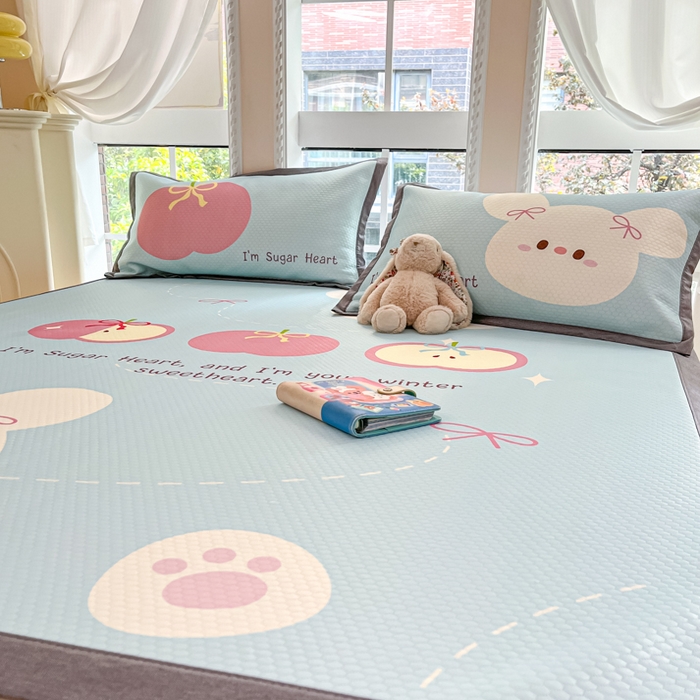 91家纺网 家纺一手货源 找家纺 Sweet dreams甜梦 2025新款数码印花凉感豆豆软席凉席席子系列-大版 苹果小狗