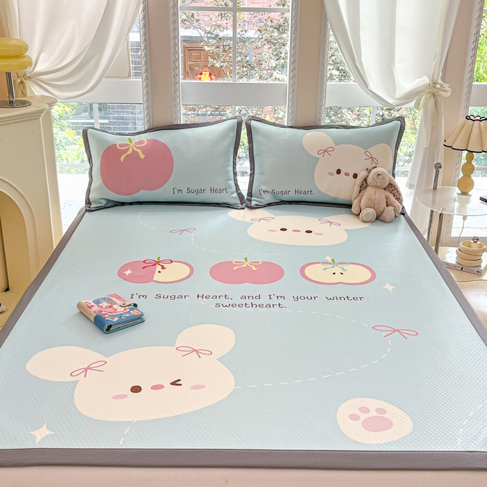 91家纺网 家纺一手货源 找家纺 Sweet dreams甜梦 2025新款数码印花凉感豆豆软席凉席席子系列-大版 苹果小狗