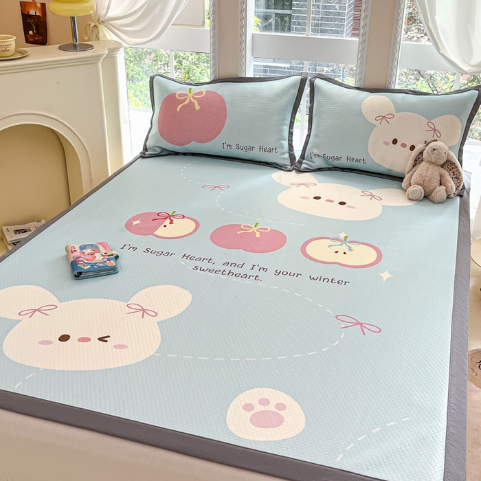 91家纺网 家纺一手货源 找家纺 Sweet dreams甜梦 2025新款数码印花凉感豆豆软席凉席席子系列-大版 苹果小狗