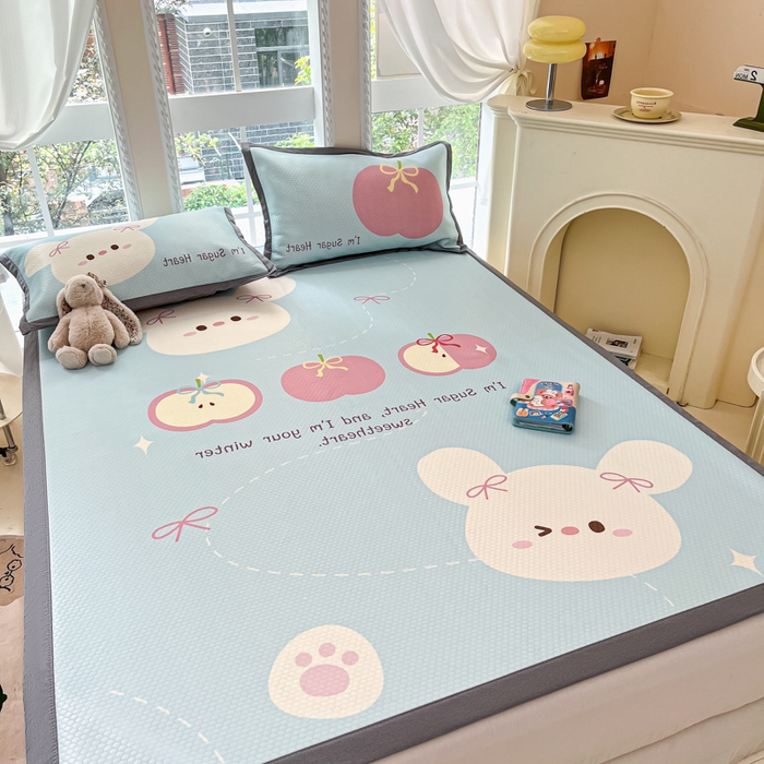 91家纺网 家纺一手货源 找家纺 Sweet dreams甜梦 2025新款数码印花凉感豆豆软席凉席席子系列-大版 苹果小狗