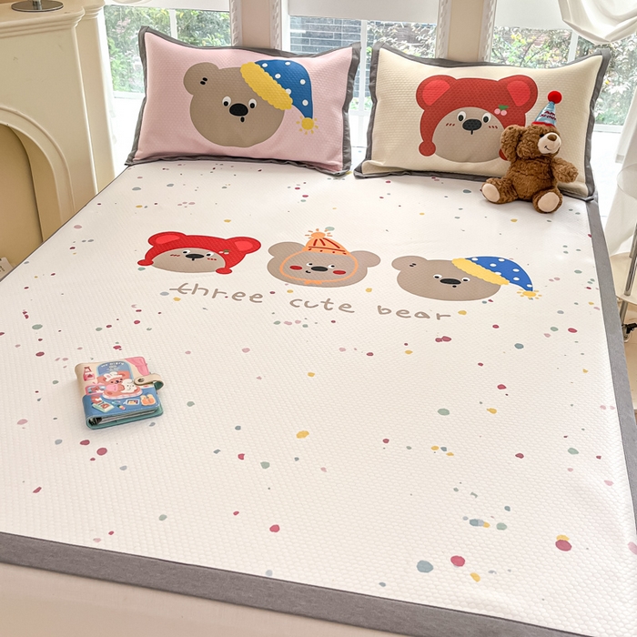 91家纺网 家纺一手货源 找家纺 Sweet dreams甜梦 2025新款数码印花凉感豆豆软席凉席席子系列-大版 三只小熊