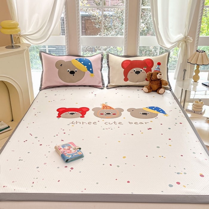 91家纺网 家纺一手货源 找家纺 Sweet dreams甜梦 2025新款数码印花凉感豆豆软席凉席席子系列-大版 三只小熊