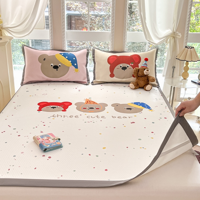 91家纺网 家纺一手货源 找家纺 Sweet dreams甜梦 2025新款数码印花凉感豆豆软席凉席席子系列-大版 三只小熊