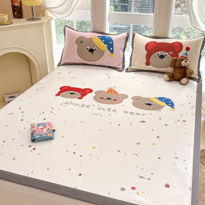 91家纺网 家纺一手货源 找家纺 Sweet dreams甜梦 2025新款数码印花凉感豆豆软席凉席席子系列-大版 三只小熊