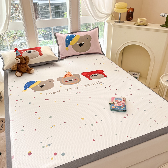 91家纺网 家纺一手货源 找家纺 Sweet dreams甜梦 2025新款数码印花凉感豆豆软席凉席席子系列-大版 三只小熊