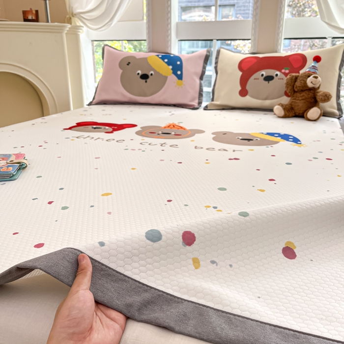 91家纺网 家纺一手货源 找家纺 Sweet dreams甜梦 2025新款数码印花凉感豆豆软席凉席席子系列-大版 三只小熊