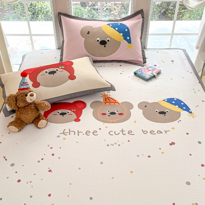 91家纺网 家纺一手货源 找家纺 Sweet dreams甜梦 2025新款数码印花凉感豆豆软席凉席席子系列-大版 三只小熊