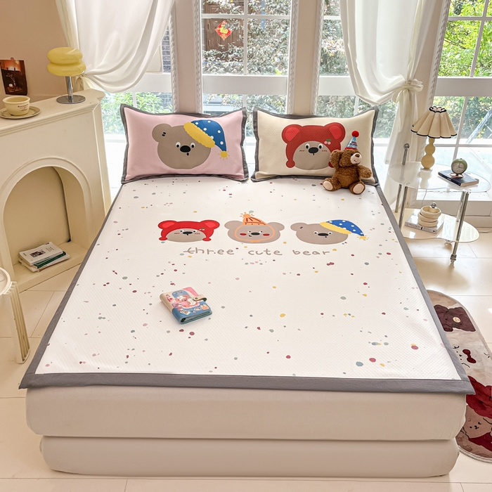 91家纺网 家纺一手货源 找家纺 Sweet dreams甜梦 2025新款数码印花凉感豆豆软席凉席席子系列-大版 三只小熊