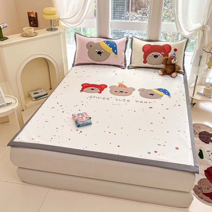 91家纺网 家纺一手货源 找家纺 Sweet dreams甜梦 2025新款数码印花凉感豆豆软席凉席席子系列-大版 三只小熊