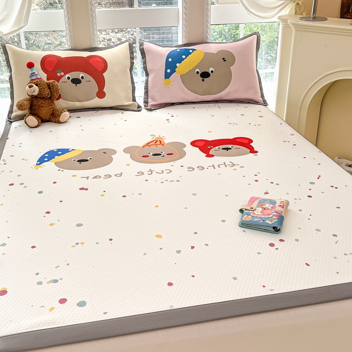 91家纺网 家纺一手货源 找家纺 Sweet dreams甜梦 2025新款数码印花凉感豆豆软席凉席席子系列-大版 三只小熊