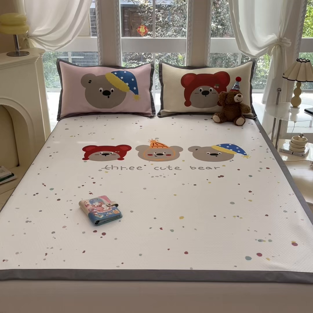 91家纺网 家纺一手货源 找家纺 Sweet dreams甜梦 2025新款数码印花凉感豆豆软席凉席席子系列-大版 三只小熊