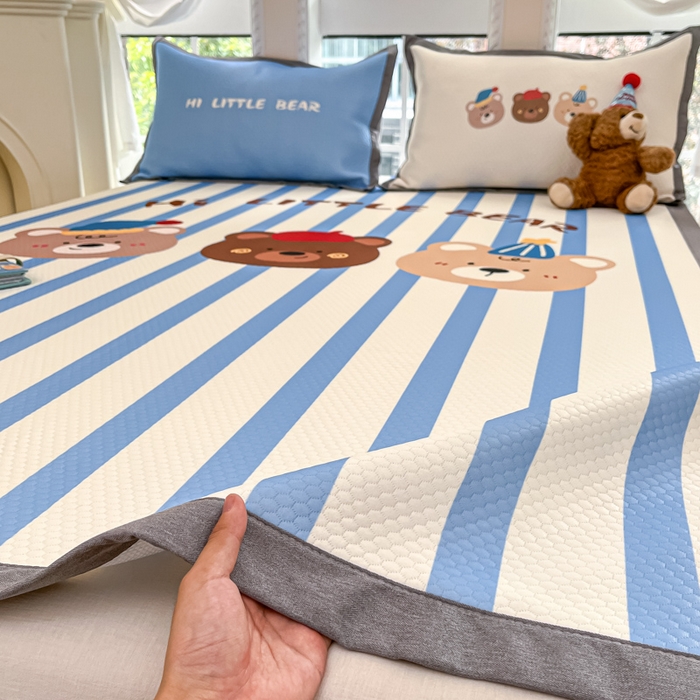 91家纺网 家纺一手货源 找家纺 Sweet dreams甜梦 2025新款数码印花凉感豆豆软席凉席席子系列-大版 条纹熊熊