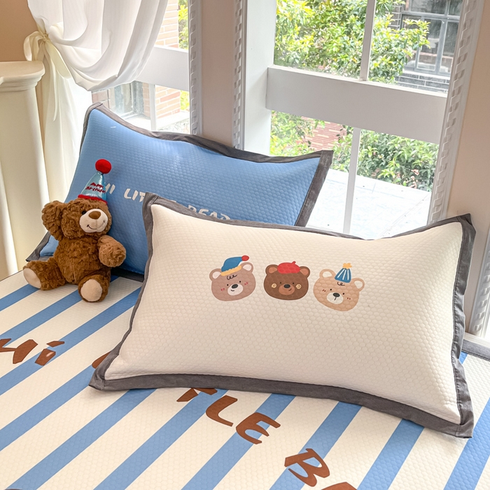 91家纺网 家纺一手货源 找家纺 Sweet dreams甜梦 2025新款数码印花凉感豆豆软席凉席席子系列-大版 条纹熊熊