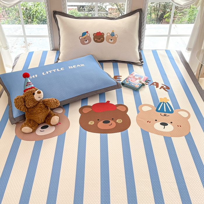 91家纺网 家纺一手货源 找家纺 Sweet dreams甜梦 2025新款数码印花凉感豆豆软席凉席席子系列-大版 条纹熊熊