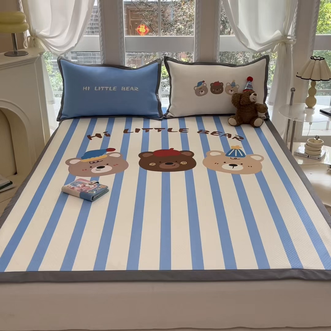 91家纺网 家纺一手货源 找家纺 Sweet dreams甜梦 2025新款数码印花凉感豆豆软席凉席席子系列-大版 条纹熊熊