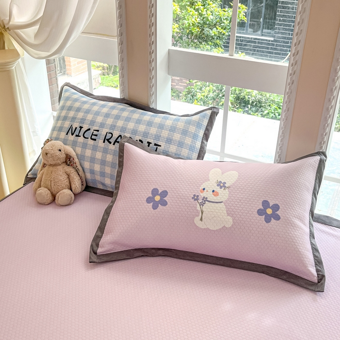 91家纺网 家纺一手货源 找家纺 Sweet dreams甜梦 2025新款数码印花凉感豆豆软席凉席席子系列-大版 紫底小兔